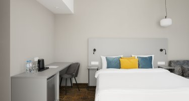 Deluxe suite with kitchen overlooking the river