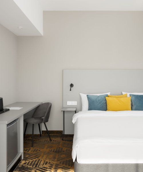 Deluxe suite with kitchen overlooking the river